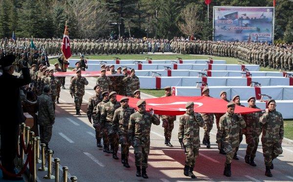 Bedelliler çakı gibi asker oldu