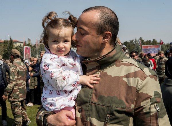 Bedelliler çakı gibi asker oldu