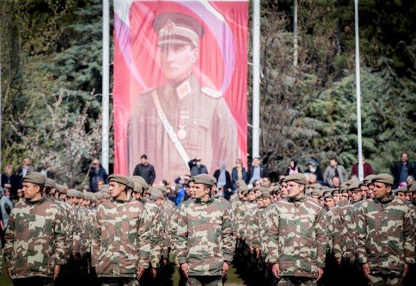 Bedelliler çakı gibi asker oldu