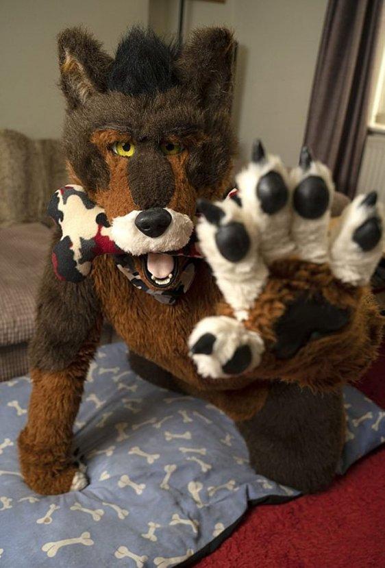 Kendini insan gibi hissetmeyen adam, köpek gibi yaşıyor