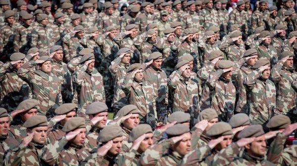 Bedelliler çakı gibi asker oldu