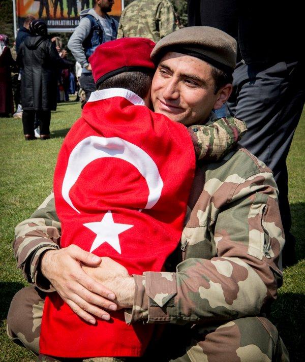 Bedelliler çakı gibi asker oldu