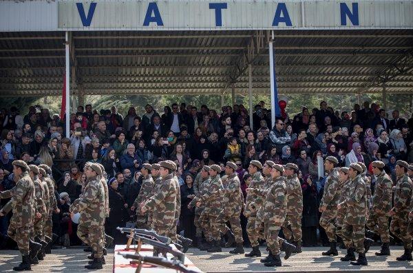 Bedelliler çakı gibi asker oldu