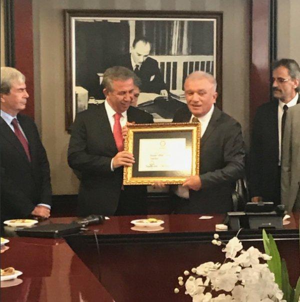 Mansur Yavaş mazbatasını aldı