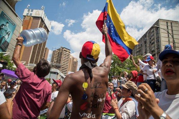 Venezuela'da muhalifler sokaklara çıktı