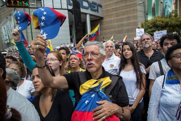 Venezuela'da muhalifler sokaklara çıktı