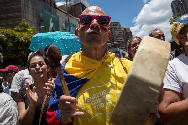 Venezuela'da muhalifler sokaklara çıktı