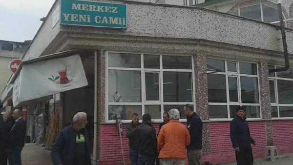 Cami çıkışı boğazından bıçaklanarak öldürüldü