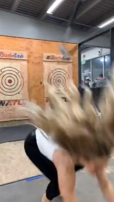 Kanadalı kadının balta oyunuyla imtihanı