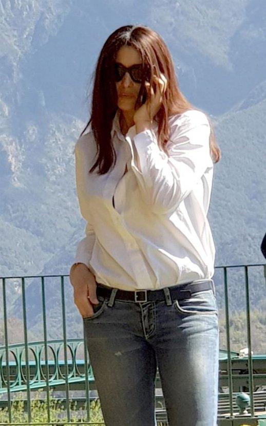 Monica Bellucci kamera arkasında kızını bekledi