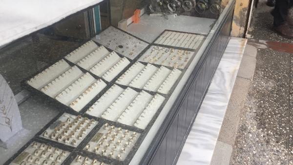 Bursa'daki kuyumcu soygunu anbean görüntülendi