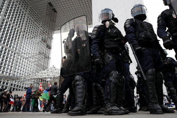 Fransa Cumhurbaşkanı Macron yeni yasayı imzaladı