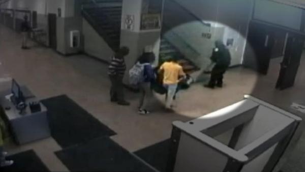 ABD polisi öğrenciyi darbetti, elektro şok verdi