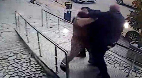 Sağlık raporu alamayan şahıs, doktorları darbetti