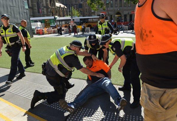 Avustralya'daki festivali provoke etmek istedi, yakalandı