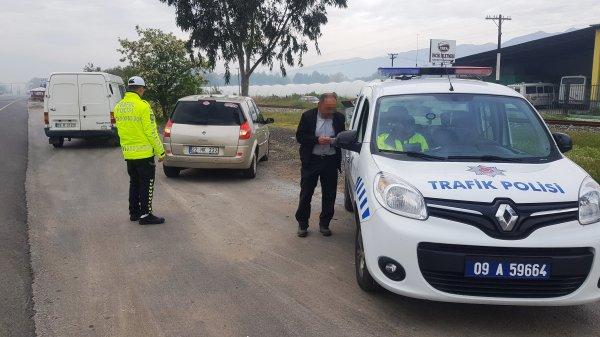 Burnunu temizleyip çöpünü yola atınca cezayı yedi