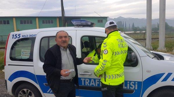 Burnunu temizleyip çöpünü yola atınca cezayı yedi
