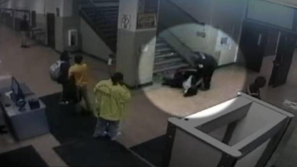 ABD polisi öğrenciyi darbetti, elektro şok verdi