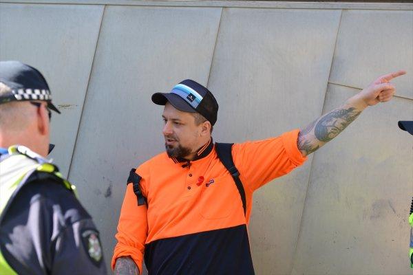 Avustralya'daki festivali provoke etmek istedi, yakalandı