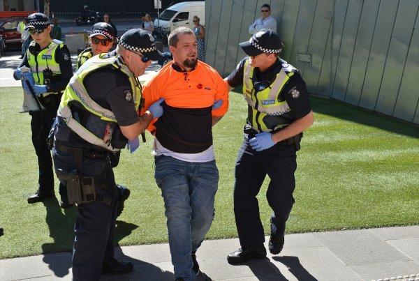 Avustralya'daki festivali provoke etmek istedi, yakalandı