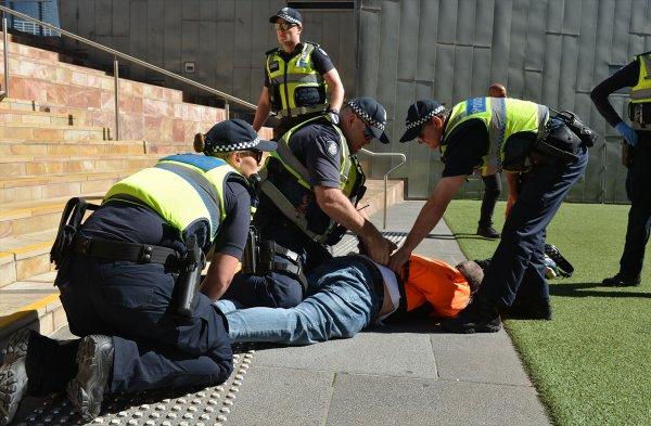 Avustralya'daki festivali provoke etmek istedi, yakalandı