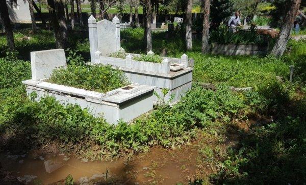 Şiddetli yağış mezarları vurdu
