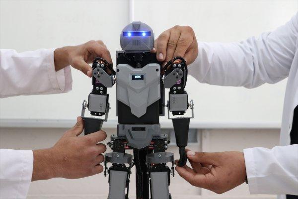 Liseliler insansı robot tasarladı