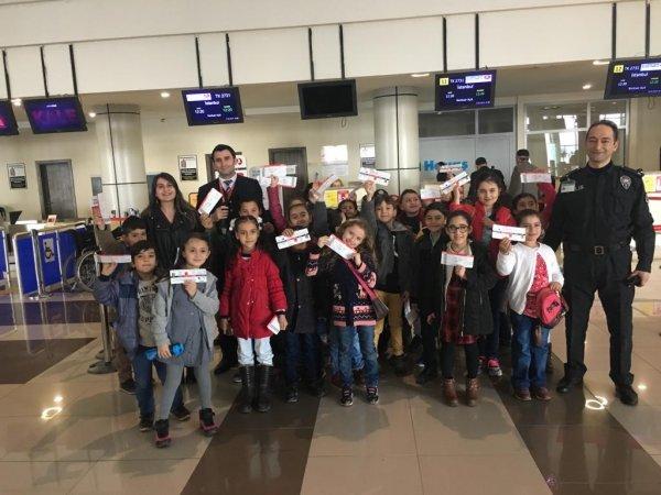 Ağrı’da öğrencilerin uçağa binme hayali gerçekleşti