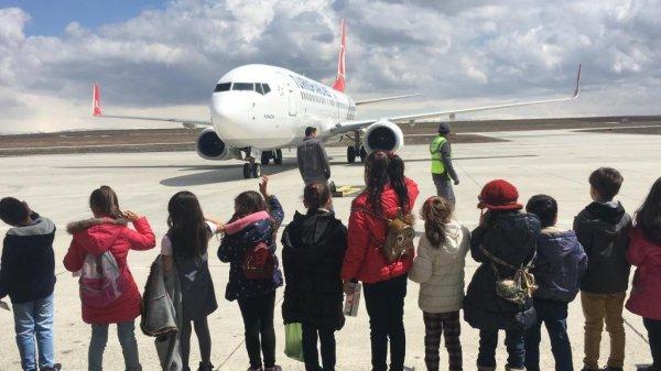Ağrı’da öğrencilerin uçağa binme hayali gerçekleşti