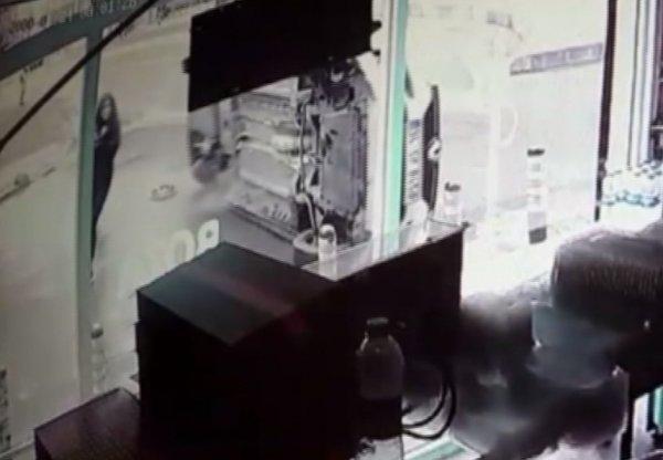 Takla atan otomobilden saniyelerle kurtuldu