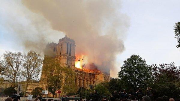 Notre Dame Katedrali'nde yangın