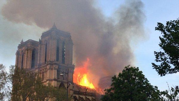 Notre Dame Katedrali'nde yangın