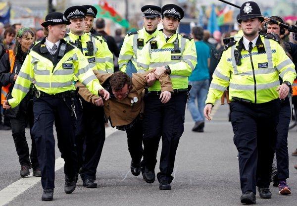 Londra'da iklim protestosu: 209 gözaltı