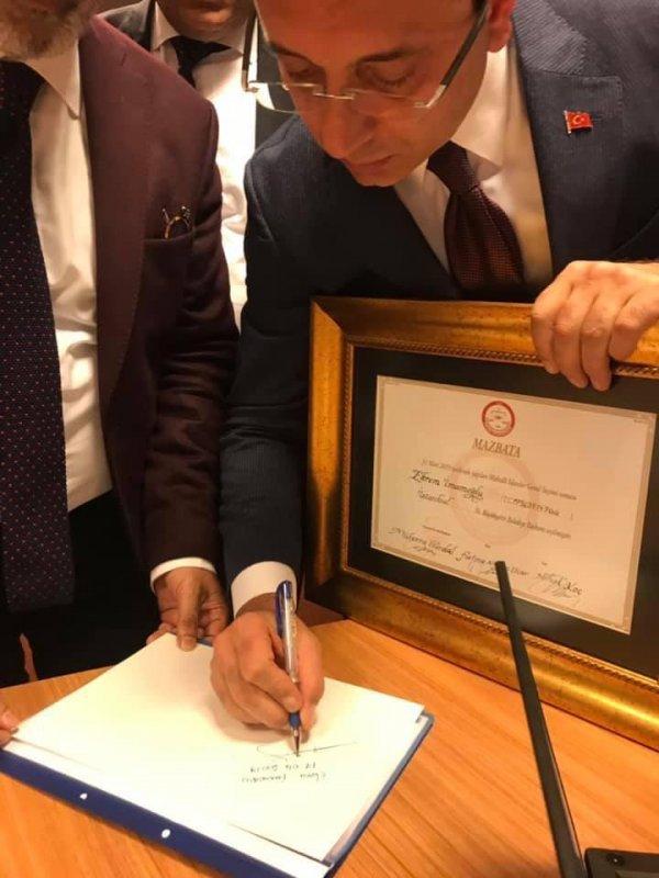 Ekrem İmamoğlu'nun mazbatayla ilk fotoğrafı