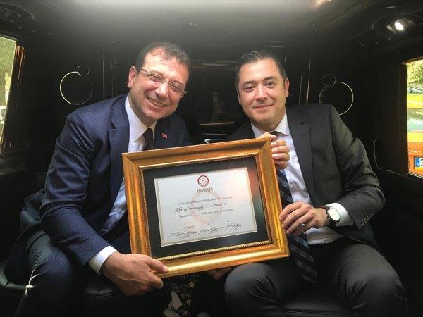 Ekrem İmamoğlu'nun mazbatayla ilk fotoğrafı