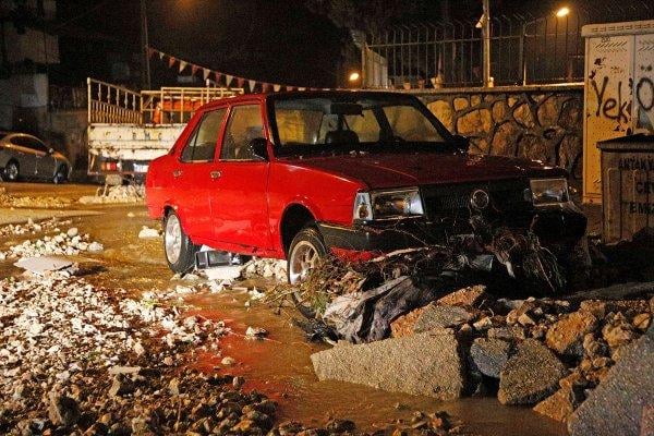 Hatay'da sağanak yağış hayatı felç etti