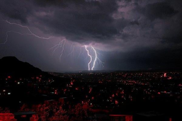 Hatay'da sağanak yağış hayatı felç etti