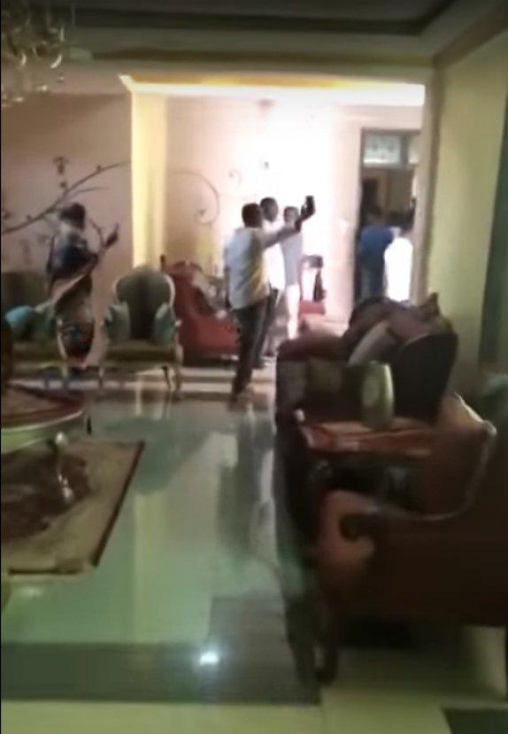 Devrik lider el-Beşir’in sağ kolunun evi talan edildi