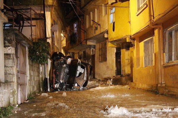 Hatay'da sağanak yağış hayatı felç etti