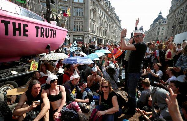 Londra'da iklim protestosunda gözaltılar sürüyor