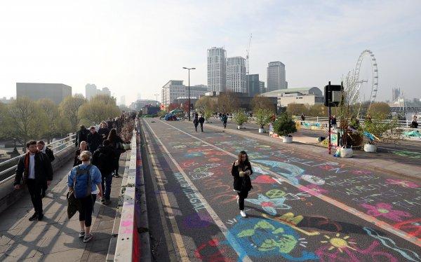 Londra'da iklim protestosunda gözaltılar sürüyor