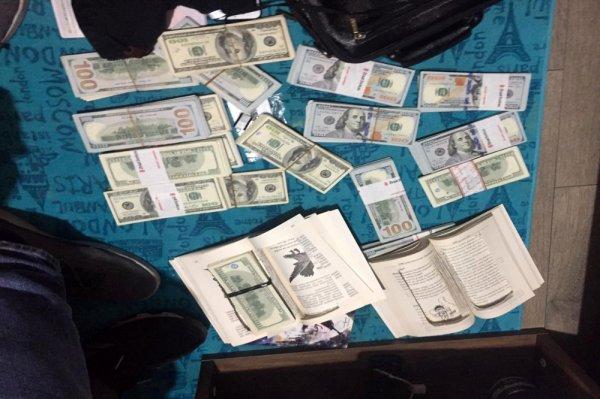 FETÖ paraları kitap arasından çıktı