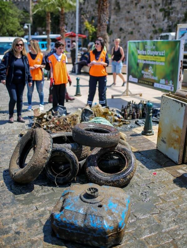 Antalya'da denizin dibi temizlendi