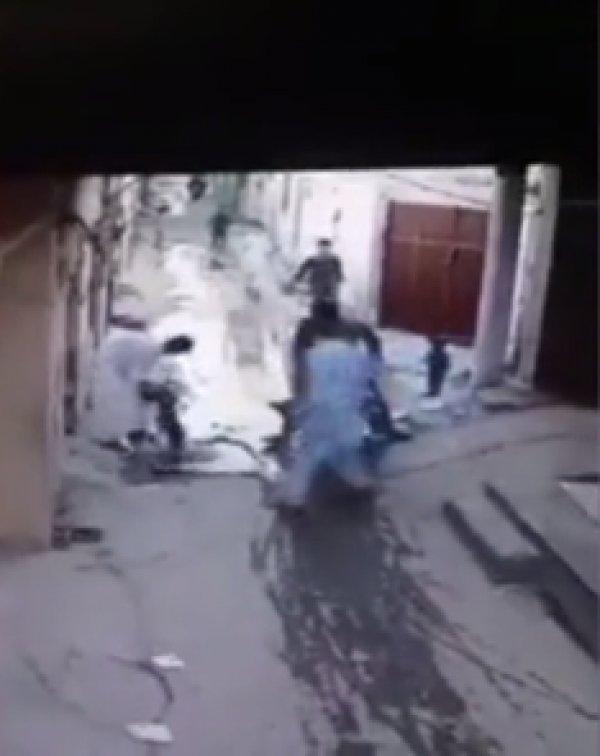 Pakistanlı küçük çocuk su dolu kanala düştü