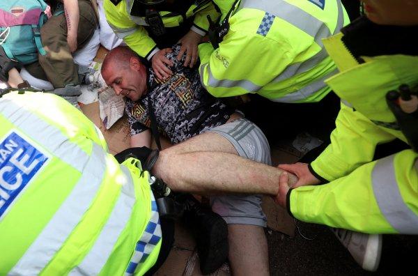 Londra'da iklim protestosunda gözaltılar sürüyor