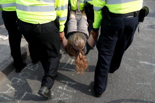 Londra'da iklim protestosunda gözaltılar sürüyor