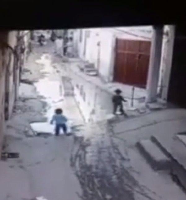 Pakistanlı küçük çocuk su dolu kanala düştü