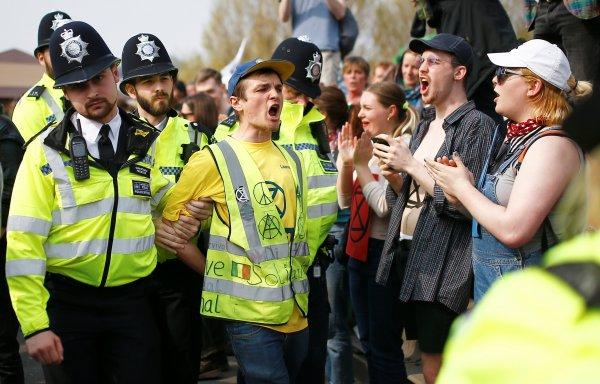 Londra'da iklim protestosunda gözaltılar sürüyor