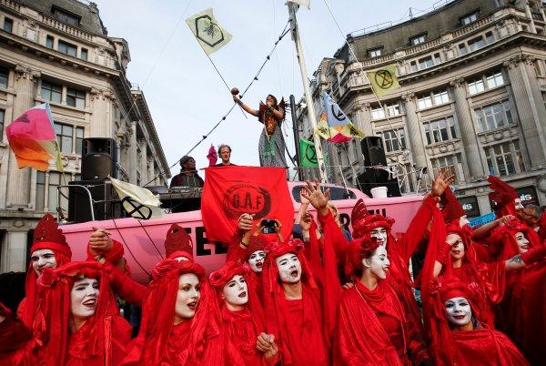 Londra'da iklim protestosunda gözaltılar sürüyor