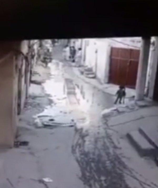 Pakistanlı küçük çocuk su dolu kanala düştü